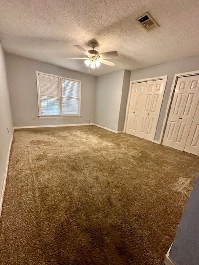 Building Photo - HALF OFF FIRST MONTH!! Very Nice 2 Bedroom...