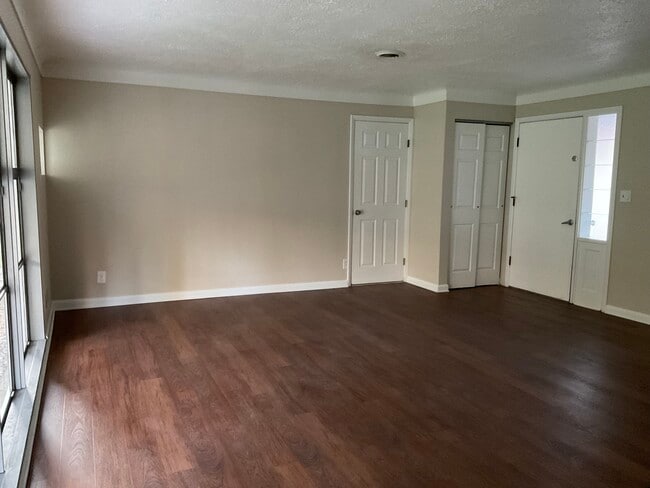 Building Photo - 634 Wiltshire Blvd