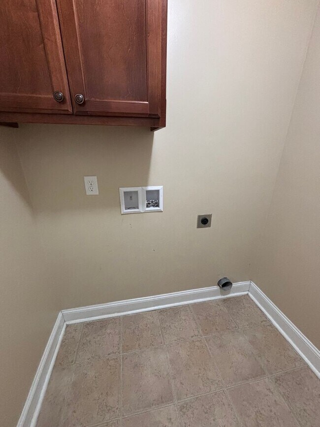 Building Photo - AVAILABLE NOW!