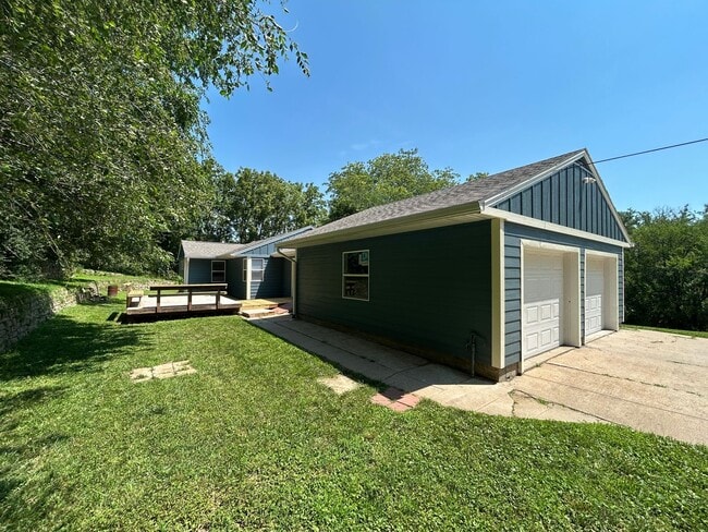 Building Photo - In town acreage