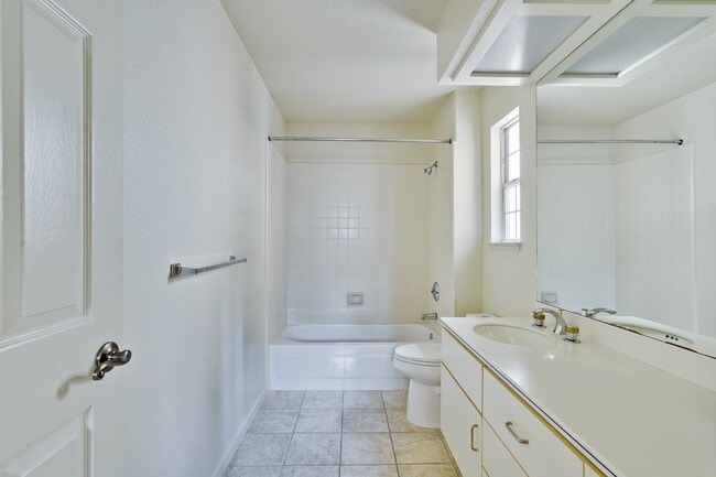 Building Photo - Lovely and spacious 3BR 2.5BA townhouse in...