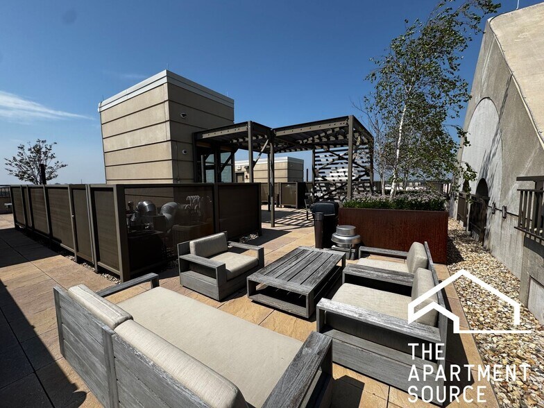 Building Photo - 1324 W Morse Ave