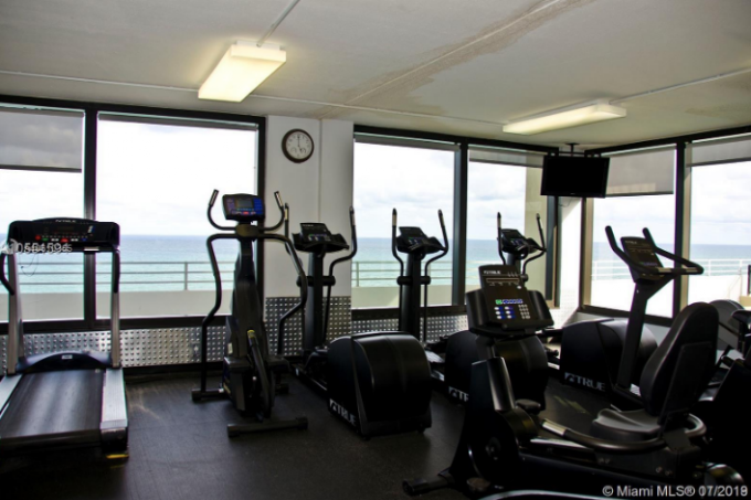 Building Amenity - Fitness Center & Gym - 5555 Collins Ave