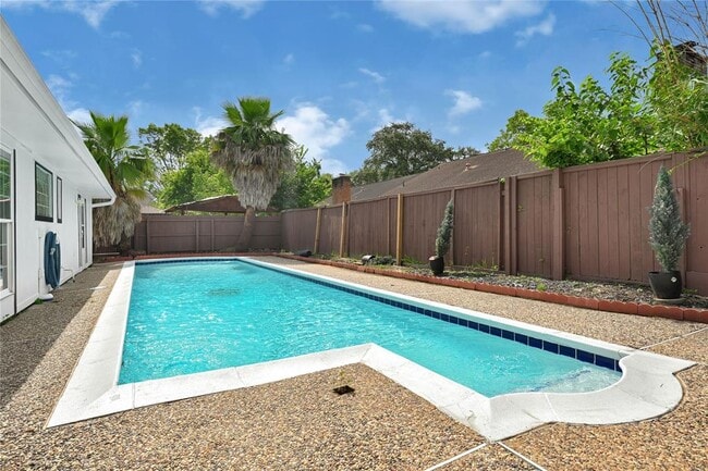 Building Photo - 15611 Rolling Timbers Dr