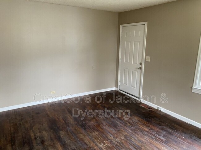 Building Photo - 610 Troy Ave