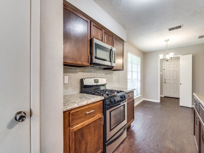 Building Photo - 2025 Cedar Valley Ln