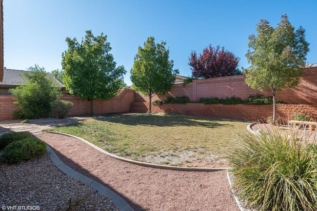 Building Photo - Great 3 bed 2 bath in Coral Canyon-Pet Fri...