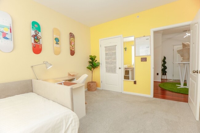 Building Photo - Riverside  Condo-RARE-Ready Jan 26