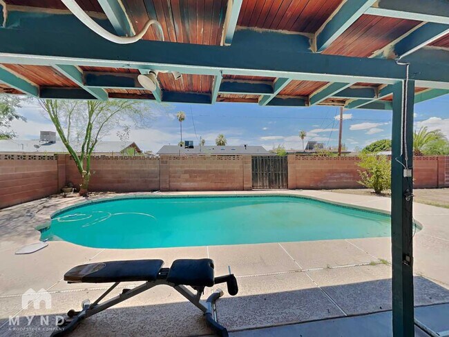 Building Photo - 537 E Laguna Dr