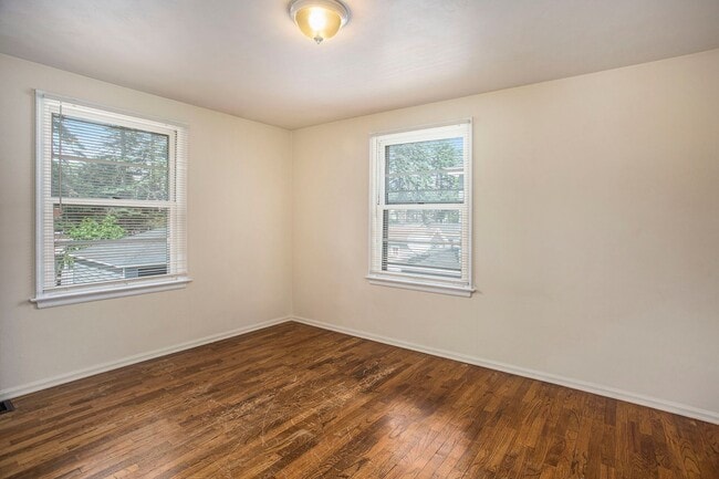 Building Photo - AVAILABLE MID-JULY!! 3 Bedroom, 1.5 Single...