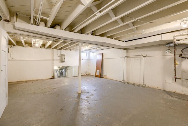 Building Photo - Charming 3 Bedroom Duplex In Prime Location!!