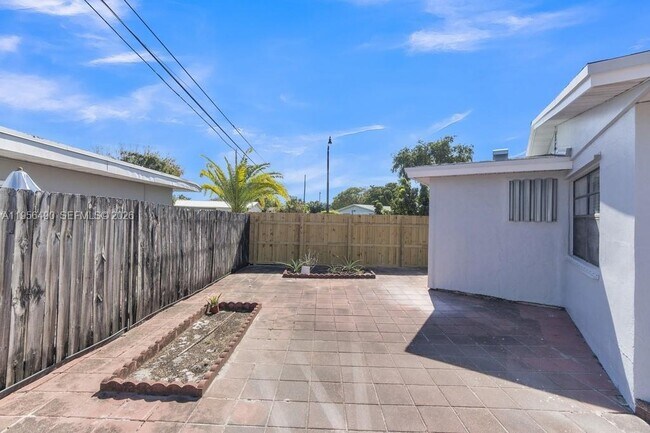 Building Photo - 1101 NE 24th Ct