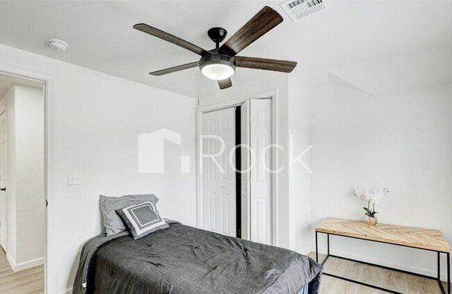 Building Photo - 4 Bedroom Home with 2.5 Bathrooms on a Corner Lot near Plaza District