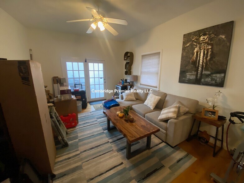 Building Photo - 221 Salem St