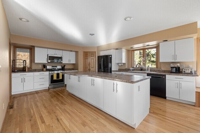 Building Photo - Fully furnished Rental