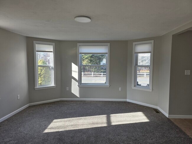 Building Photo - 284 School St