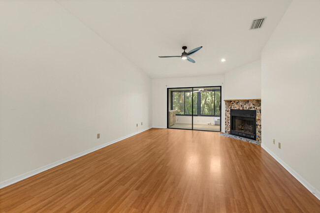 Building Photo - 604 Parkside Pl