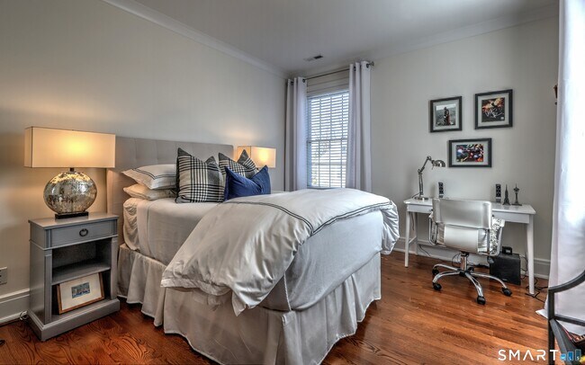 Building Photo - 30 Narrow St