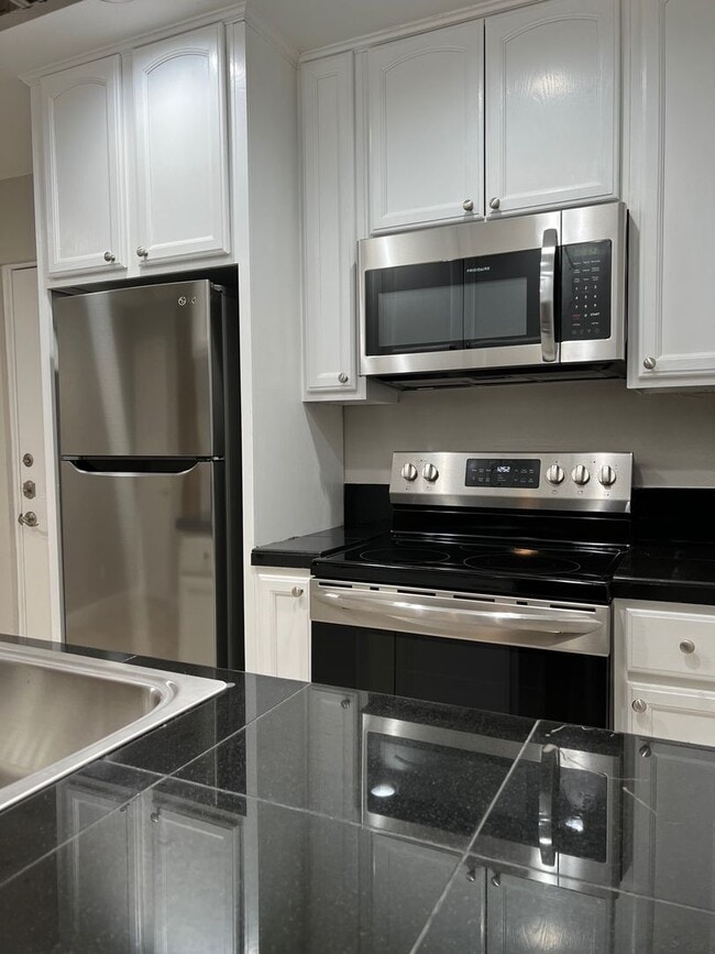 Building Photo - Available NOW  - 2 story 2 Bed 1 Bath - 2 Parking - Water Paid