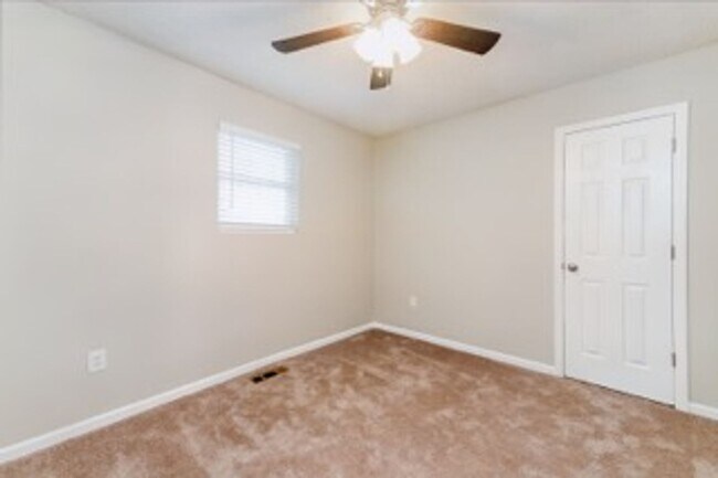 Building Photo - 2 bedroom / 1.5 Townhome in West Ashley