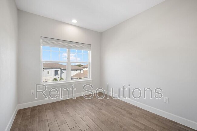 Building Photo - 4055 Rocky Shores Dr