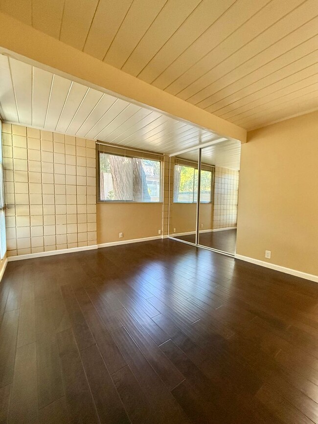 Building Photo - 2 Bedroom, 1 Bath Eichler -Townhouse, Sant...