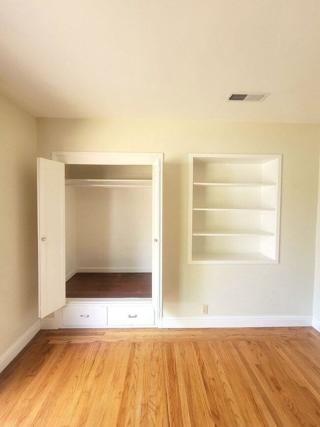 Building Photo - Charming 2 Bedroom, 1 Bathroom Home in San...