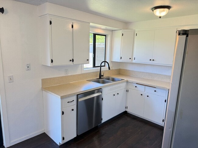 Building Photo - Discover this 3-bedroom 2-bathroom house in a great neighborhood!