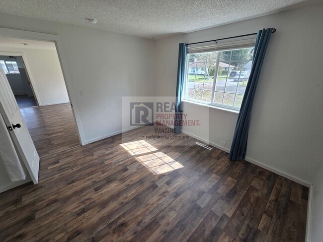 Building Photo - Updated 5 Bedroom Home!