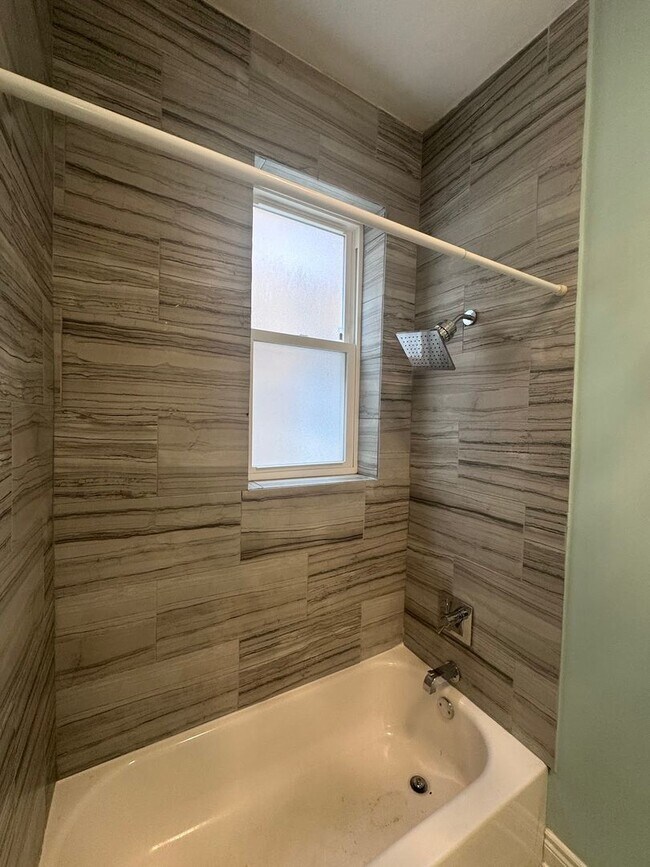 Building Photo - Beautiful 2-Bedroom 1-bath Graystone Apart...