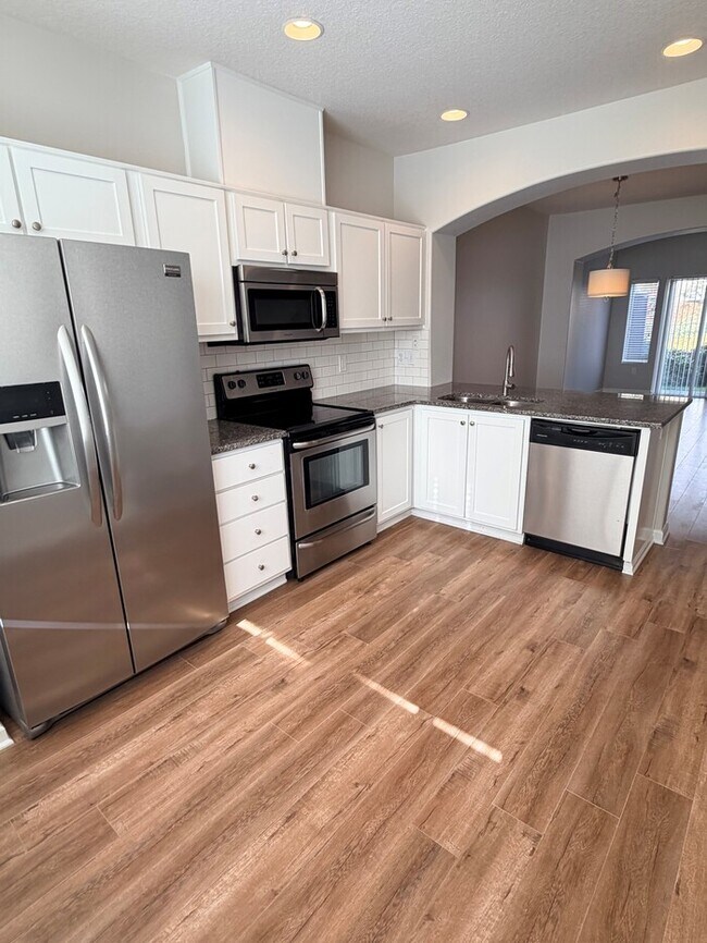 Building Photo - Beautiful Home in FABULOUS Location - Min ...