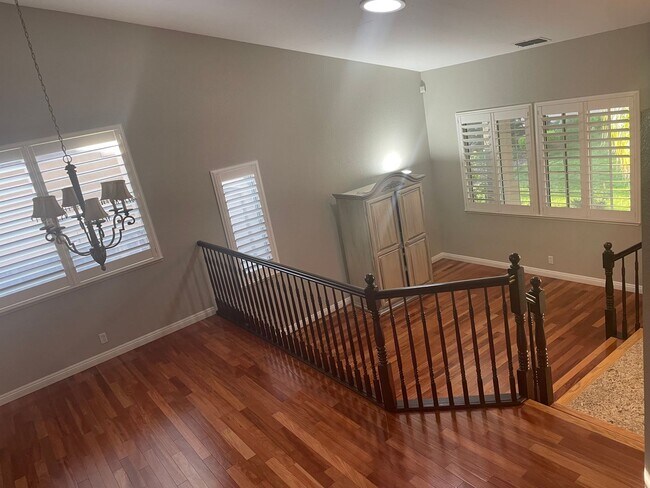 Building Photo - "Coveted Comfort: Spacious 4-Bed, 3-Bath H...