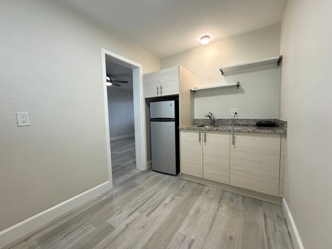 Building Photo - AVAILABLE NOW! LARGE STUDIO APARTMENT IN LA JOLLA!