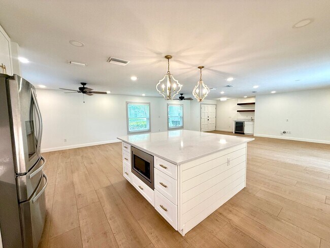 Building Photo - GORGEOUS, COMPLETELY REDONE 3/2 MAITLAND H...