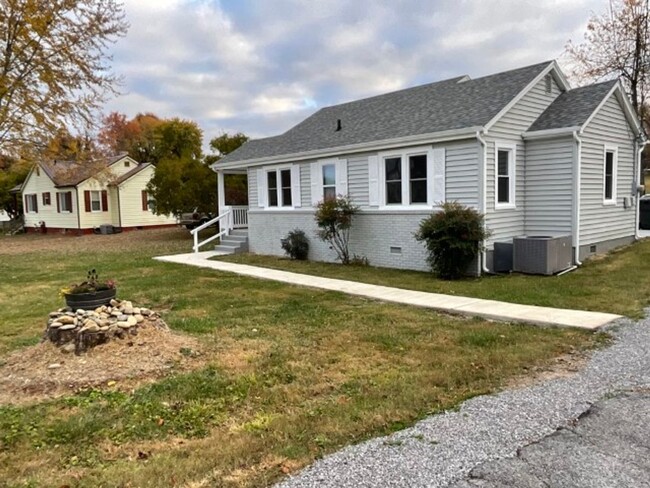 Building Photo - 2 bedroom/1 bath home in East Morristown.