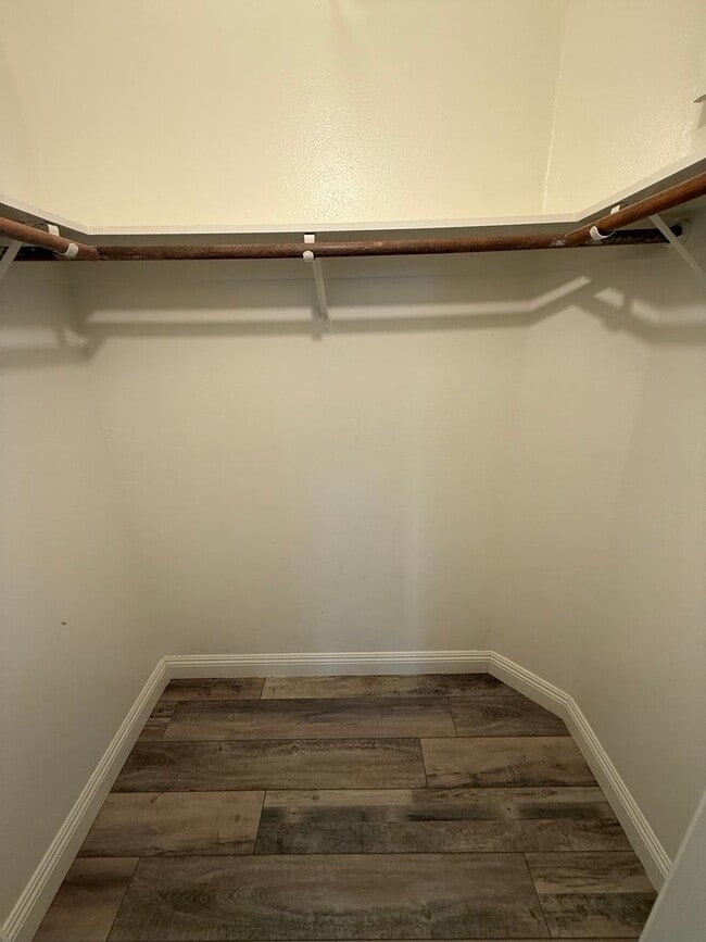 Building Photo - Spacious 2-Bedroom, 1-Bathroom Home in Sou...
