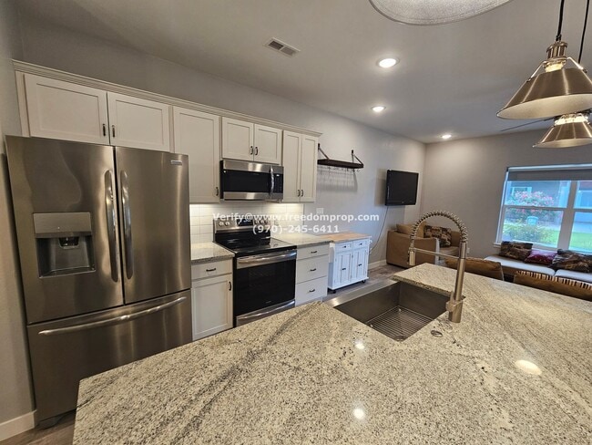 Building Photo - Beautiful Furnished 2bed 2.5 bath Townhome...