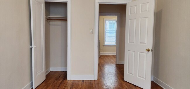 Building Photo - Spacious Belmont-Cragin One Bed/One Bath - Cats welcome! **Income Guidelines Apply**
