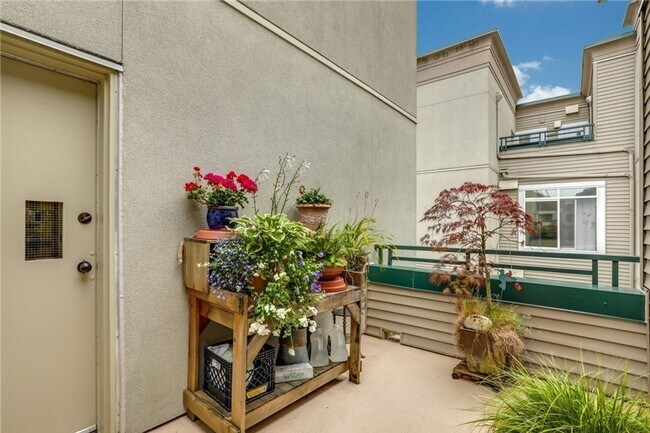 Building Photo - 8750 Greenwood Ave N