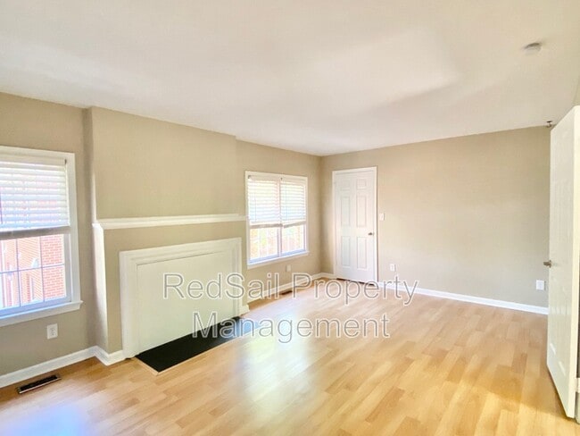 Building Photo - 348 Llewellyn Mews