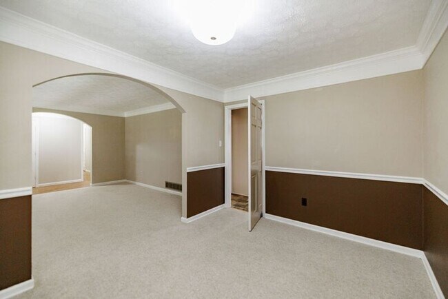 Building Photo - 1110 Maple Cir