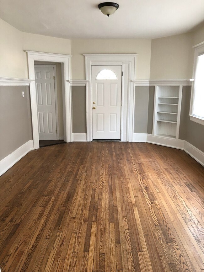 Building Photo - $1,600 - Newly Renovated 3 Bedroom Home With Study