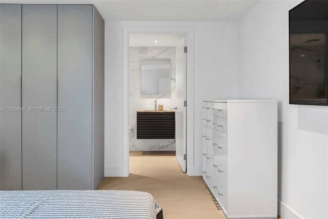 Building Photo - 325 Ocean Dr