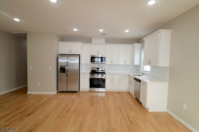 Building Photo - 385 Lafayette St