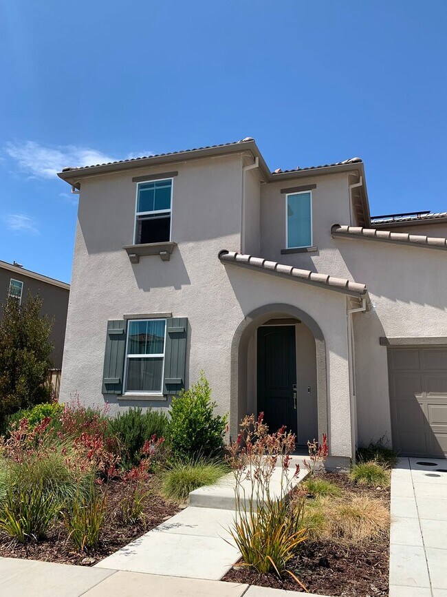 Building Photo - 4 Bedroom Home in Hollister with 3 Full Bathrooms and Central A/C