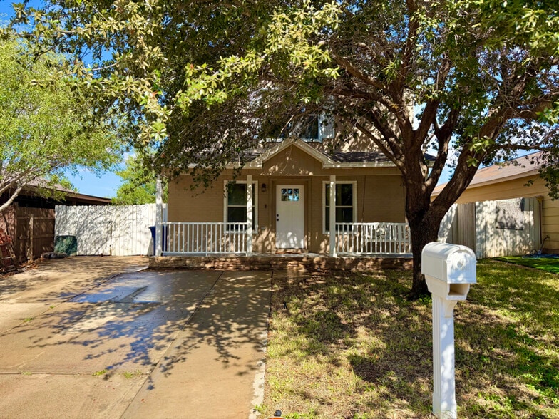 Primary Photo - 212 Lipan Dr