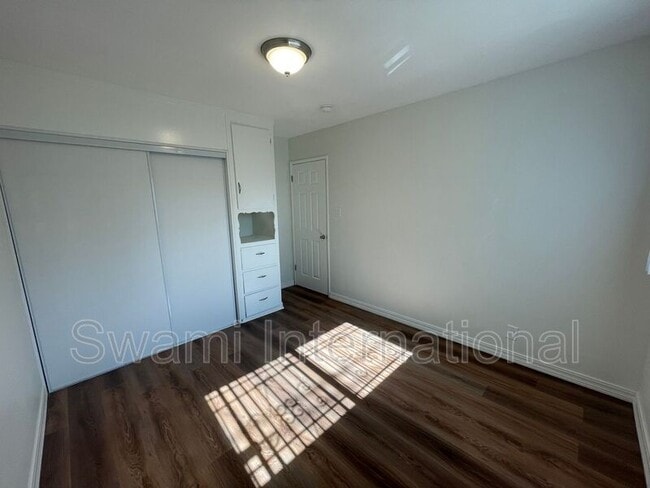 Building Photo - 724 W 80th St