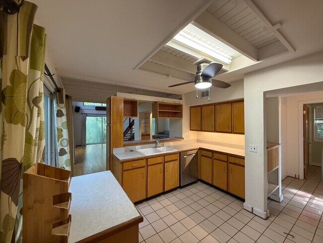 Building Photo - 1828 S Magnolia Dr