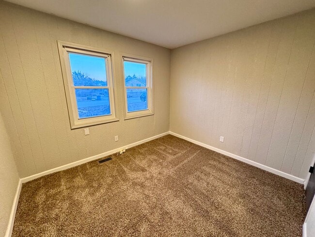 Building Photo - 228 SE 121st Rd