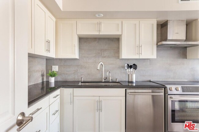Building Photo - 818 N Doheny Dr